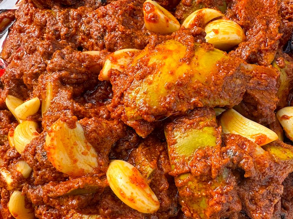 Garlic Avakkai Pickle (Raw Mango with Garlic)