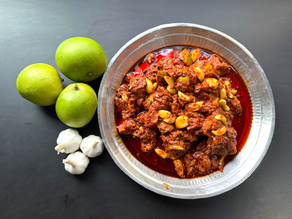 Garlic Avakkai Pickle (Raw Mango with Garlic)