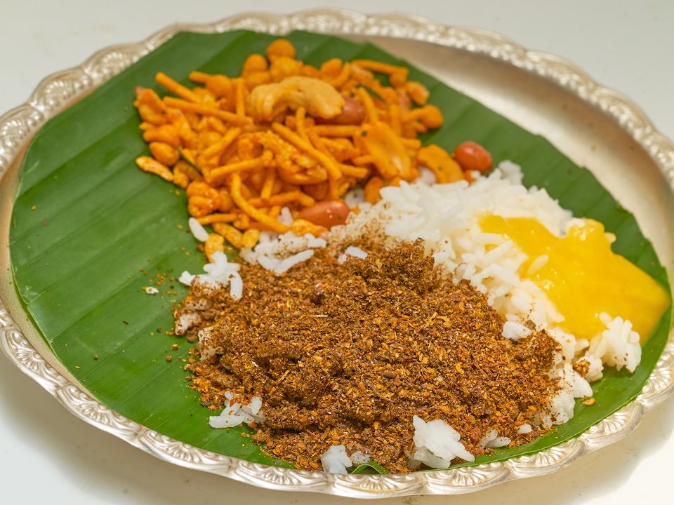 Garlic Karuvepillai Podi (Garlic Curry Leaf Rice Powder)