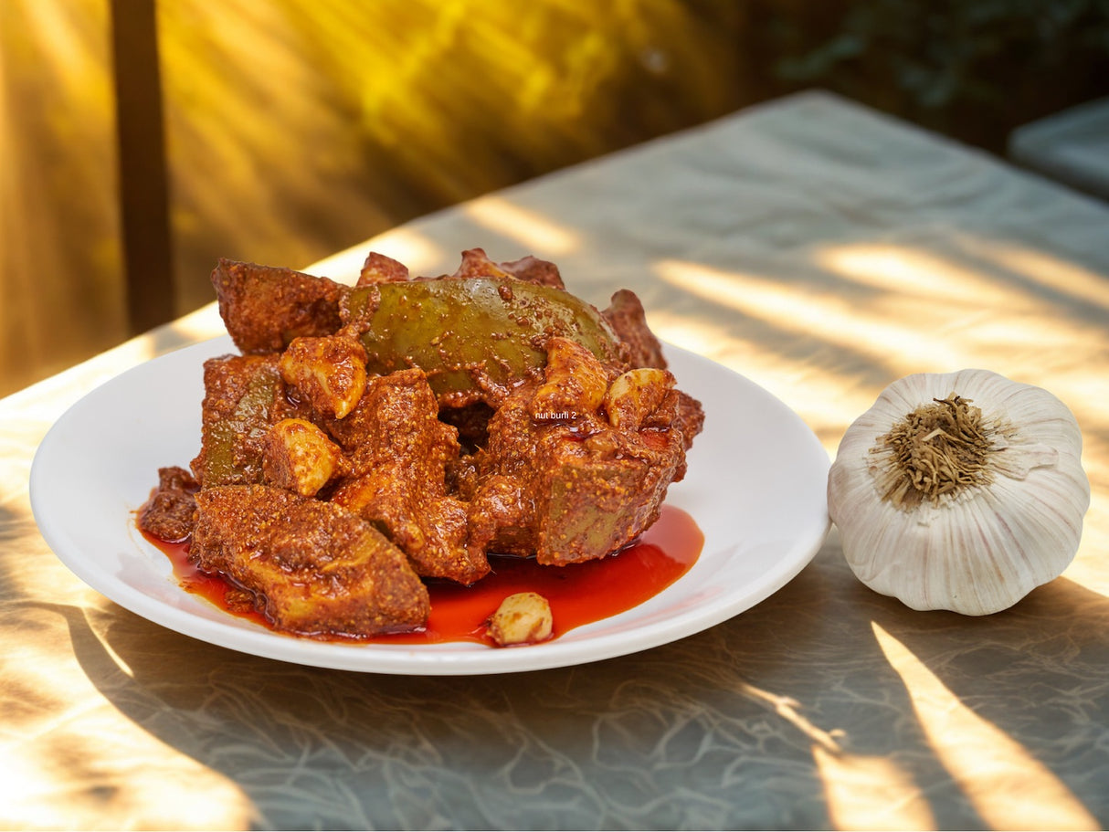 Garlic Avakkai Pickle (Raw Mango with Garlic)